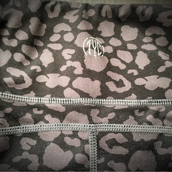 Til You Collapse Effortless Heart Booty Leggings - Black Leopard Print - Picture 3 of 9